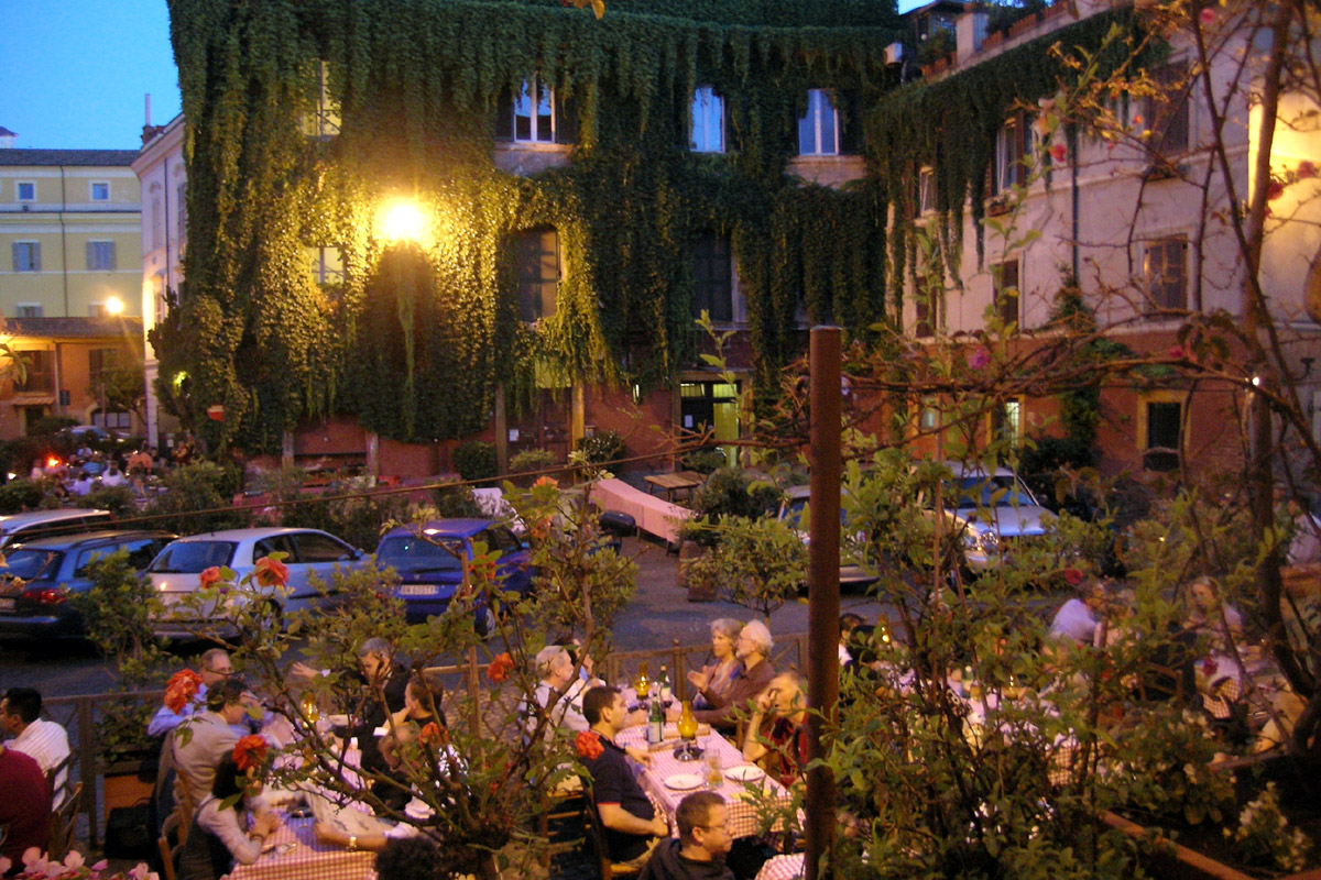 Typische Restaurants im Stadtviertel Trastevere in Rom -Autor:  wiccahwang (bearbeitet)
