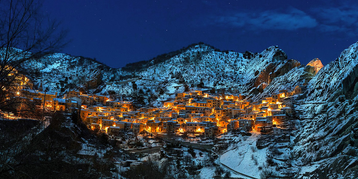 Nachtansicht von Castelmezzano, in den Lukanischen Dolomiten, nach einem Schneefall - Autor: Paolo Santarsiero (bearbeitet)